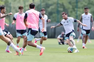 Scaloni define el equipo para el estreno ante Argelia: una sola baja y varios alivios
