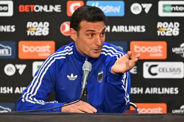 Scaloni se molest� por una pregunta sobre la salud del padre de Messi: "�Hab�a que arrancar con eso?"