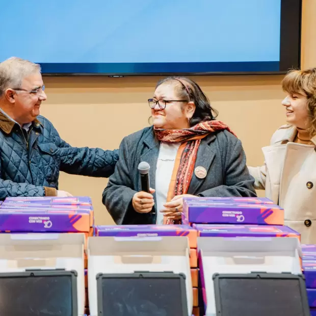 Entregaron m�s de 200 tablets completando un total de 600 a escuelas de Catamarca