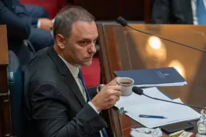 Pollicita quiere saber el historial laboral y patrimonial de Adorni y su esposa