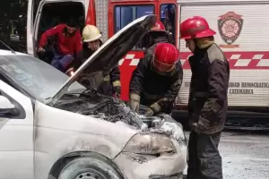 Bomberos sofocaron el incendio de un autom�vil