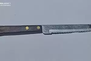 Amenaz� a polic�as con un cuchillo durante un procedimiento: lo detuvieron