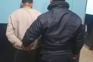 Agredi� a un polic�a con un nunchaku tras robo y lo detuvieron