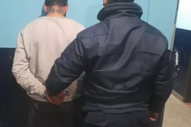 Agredi� a un polic�a con un nunchaku tras robo y lo detuvieron