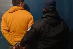 Violento arrebato de un celular en la Capital: un detenido