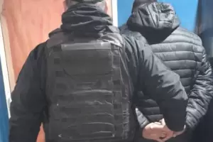 Lo sorprendieron durmiendo dentro camioneta, al despertarlo caus� destrozos