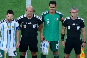 Argelia denunci� el arbitraje de la derrota con Argentina y reclam� la expulsi�n de Messi