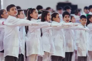 M�s de 270 estudiantes de la Capital prometieron lealtad a la Bandera