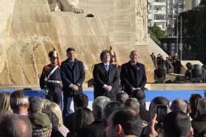 Milei encabez� el acto por el D�a de la Bandera y volvi� a mostrarse con Adorni