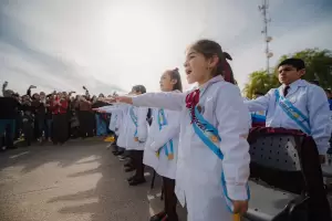 Jalil encabez� el acto principal por el D�a de la Bandera en Saujil