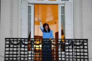 Cristina Kirchner sali� al balc�n y agradeci� a la militancia tras el banderazo en Parque Lezama