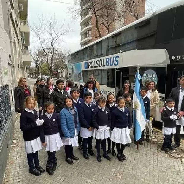 Once alumnos de Catamarca viajaron casi 900 kil�metros para hacer su promesa a la bandera