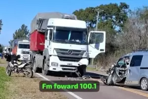 Violento choque frontal entre un cami�n y una camioneta en Las Ca�as