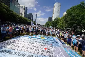 Los hinchas argentinos coparon Dallas con un multitudinario banderazo antes del partido ante Austria