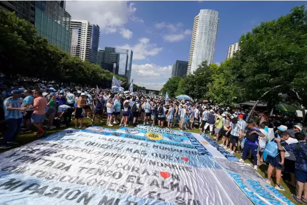 Los hinchas argentinos coparon Dallas con un multitudinario banderazo antes del partido ante Austria