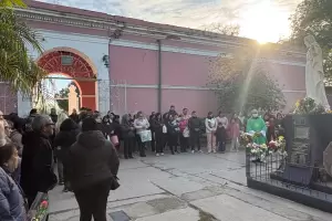 Emotiva misa por los padres difuntos en el cementerio municipal