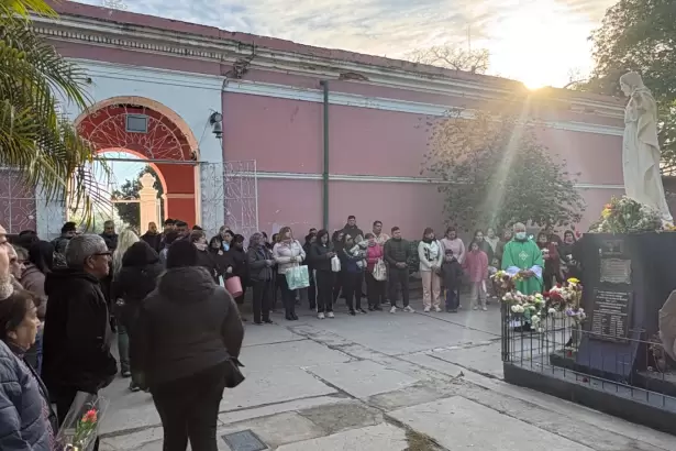 Emotiva misa por los padres difuntos en el cementerio municipal