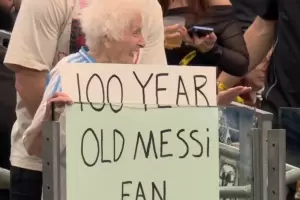 Qui�n es la mujer de 100 a�os que es fan de Messi y apareci� con un cartel para el 10