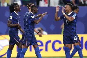 Francia gole� a Irak y se clasific� a los dieciseisavos de final