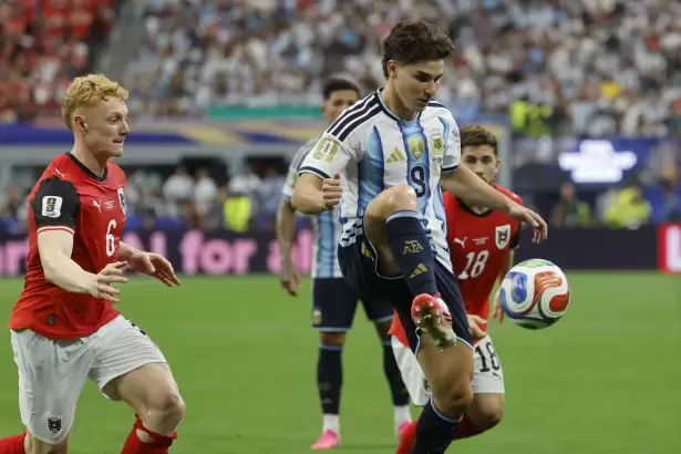 Juli�n �lvarez pidi� ser transferido y los hinchas del Atl�tico de Madrid estallaron