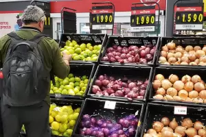 El consumo masivo volvi� a caer en mayo, pero mostr� una desaceleraci�n