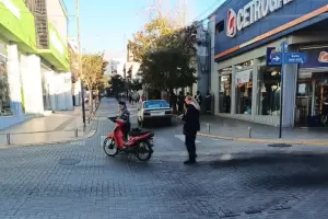 Accidente en pleno centro: motociclista choc� con un auto y termin� en el "San Juan"