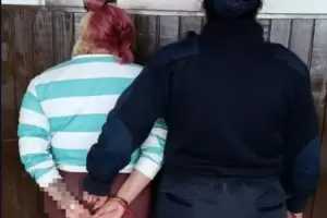 Agredi� a otra mujer con un hierro y termin� detenida