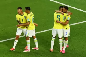 Brasil gole� a Escocia y clasific� como primero de su grupo
