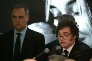 Milei respald� a Adorni, pero "si la Justicia lo considera culpable, lo eyecto de una patada"