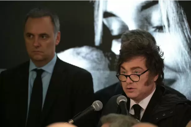 Milei respald� a Adorni, pero "si la Justicia lo considera culpable, lo eyecto de una patada"