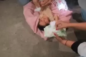 Otro milagro conmueve en Venezuela: rescatan con vida a un beb� de 18 d�as