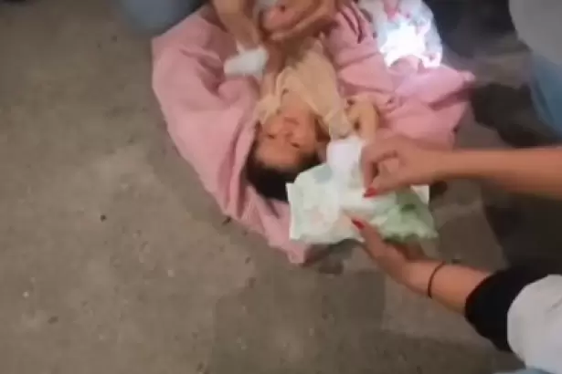 Otro milagro conmueve en Venezuela: rescatan con vida a un beb� de 18 d�as