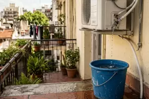 Los expertos en aire acondicionado coinciden: "El agua que cae del aparato no hay que tirarla siempre"