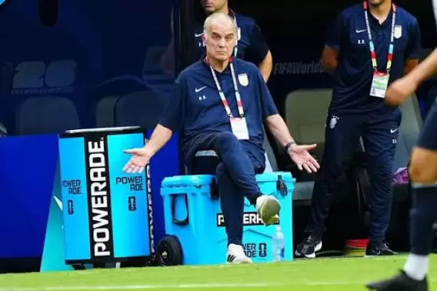 Diego Lugano fue lapidario con Bielsa tras la eliminaci�n de Uruguay: "Nunca entendi� d�nde estaba"