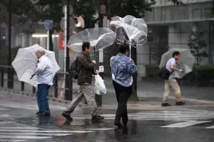 Alerta en Jap�n por el avance destructivo de una tormenta y un cicl�n