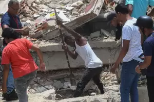 Una nueva r�plica volvi� a sembrar el temor en Venezuela mientras contin�an los rescates