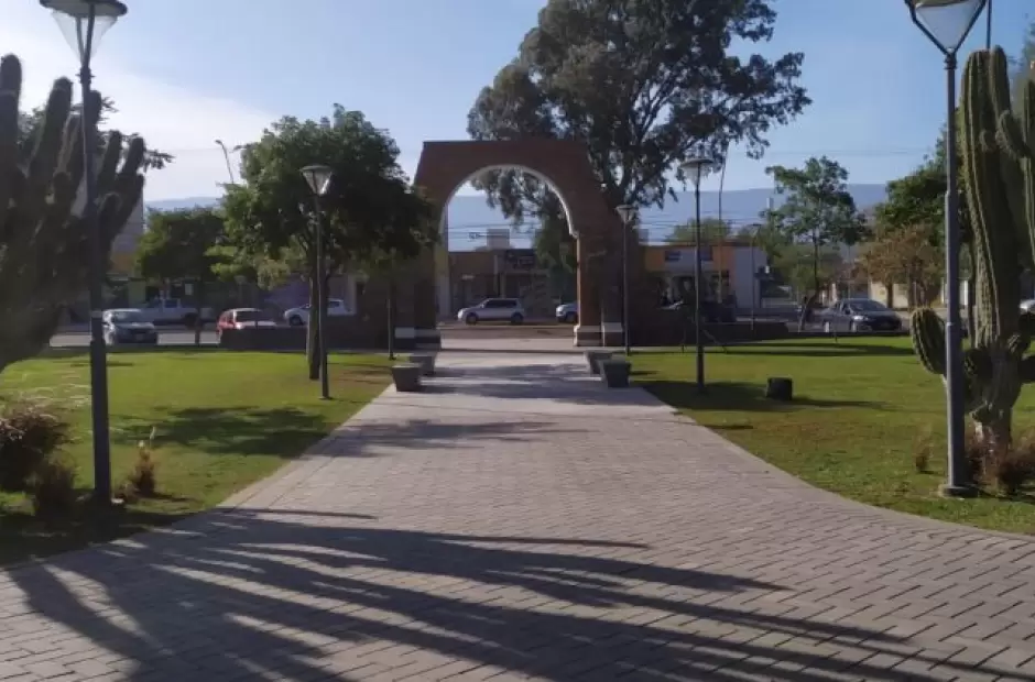 El padre del ni�o fracturado en la Plaza de Choya exigi� que la Capital se haga cargo