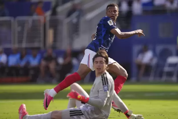 Francia gole� a Suecia y ser� rival de Paraguay en octavos de final