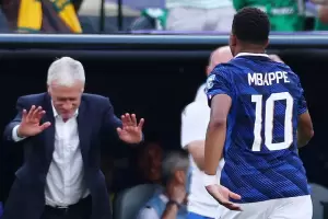 Mbapp� convirti� un doblete y acecha el trono de Messi