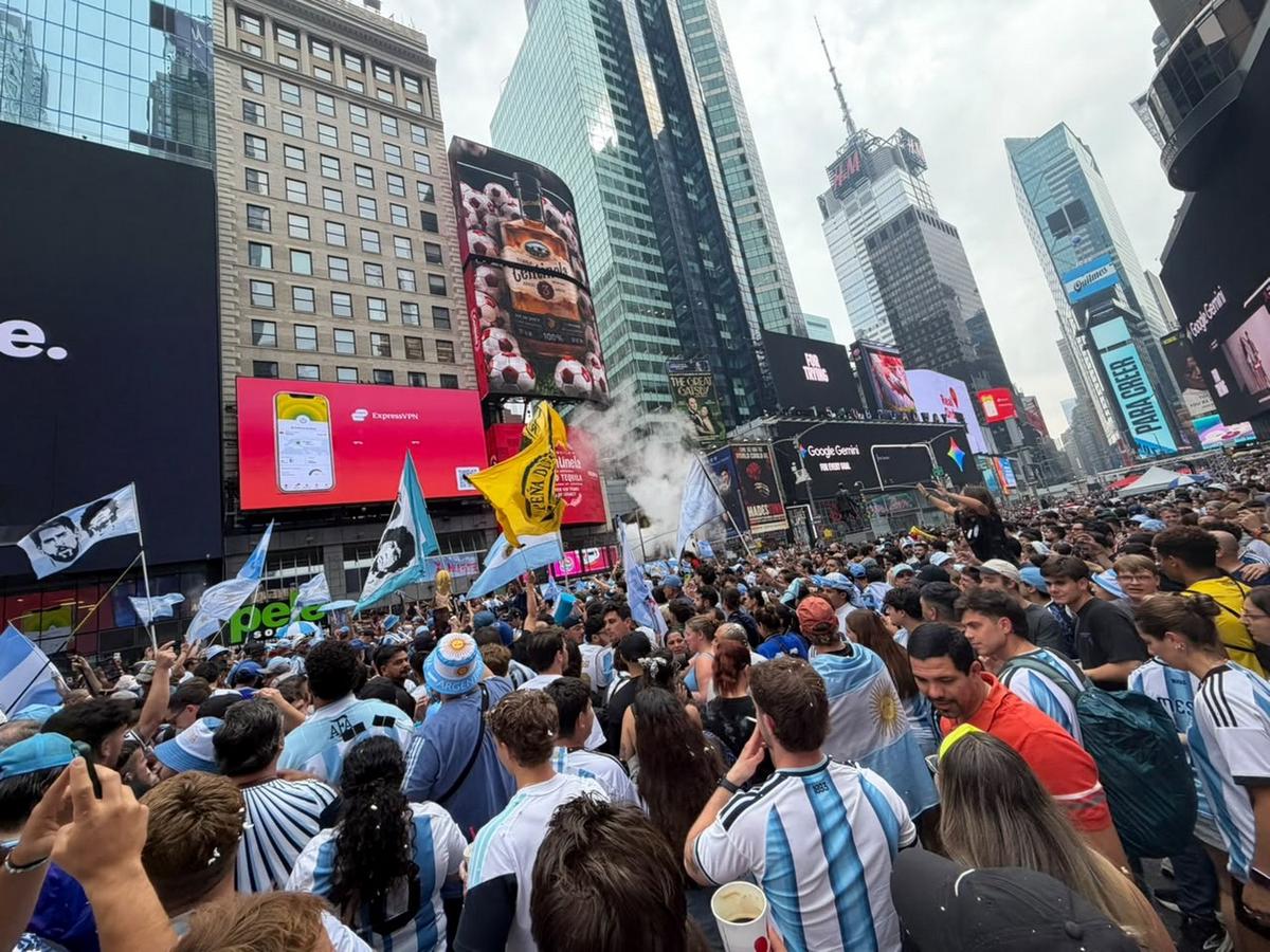 Miles de hinchas argentinos copan Times Square con un banderazo antes de la final ante España