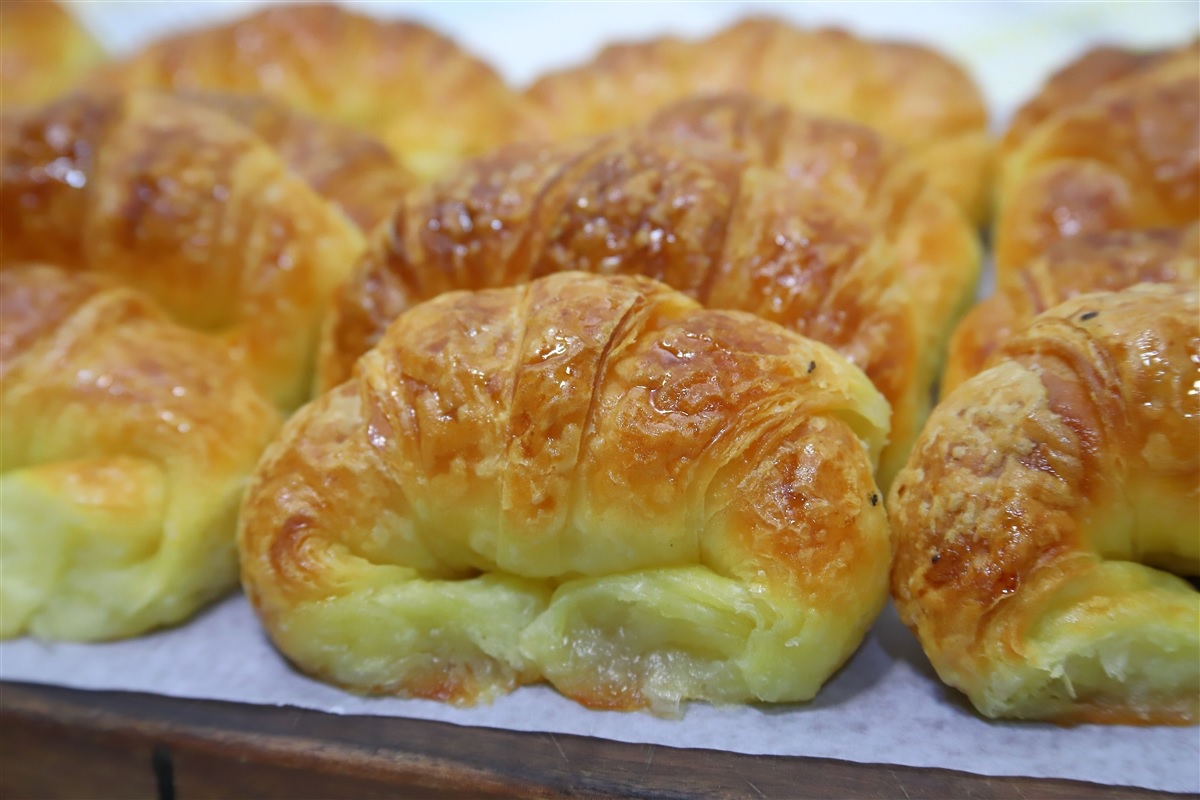 Medialunas de manteca caseras: el paso a paso para que queden como las de panadería