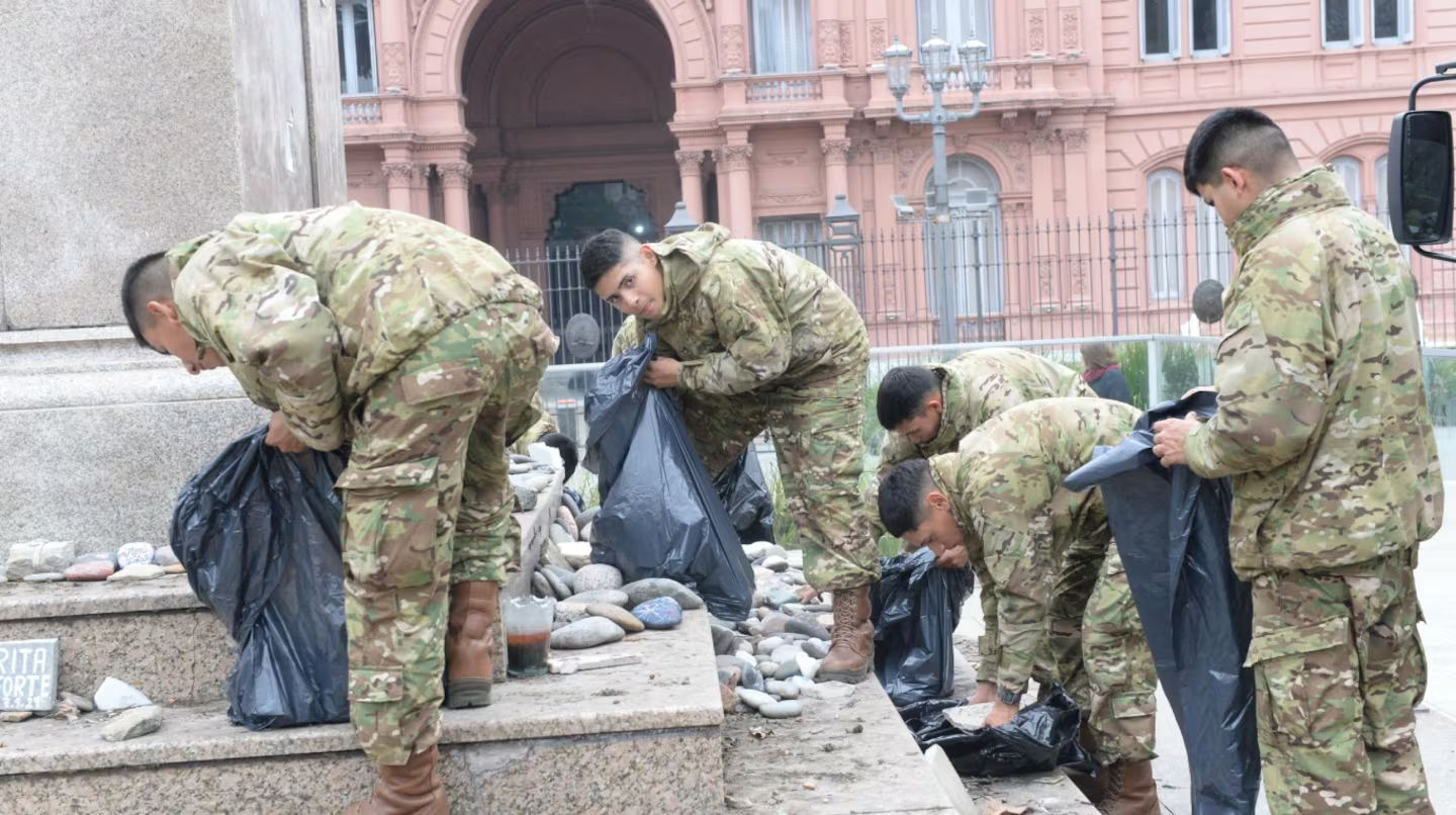Retiraron de Plaza de Mayo las piedras en homenaje a las víctimas de COVID-19: las razones