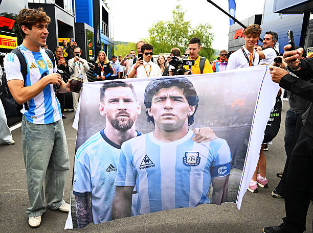Re manija: bandera con Messi y Maradona, así llegó Colapinto al GP de Bélgica