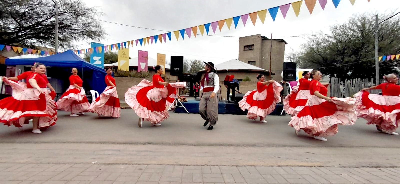 La Feria Manos Catamarqueñas volvió a reunir artesanía, música y danza