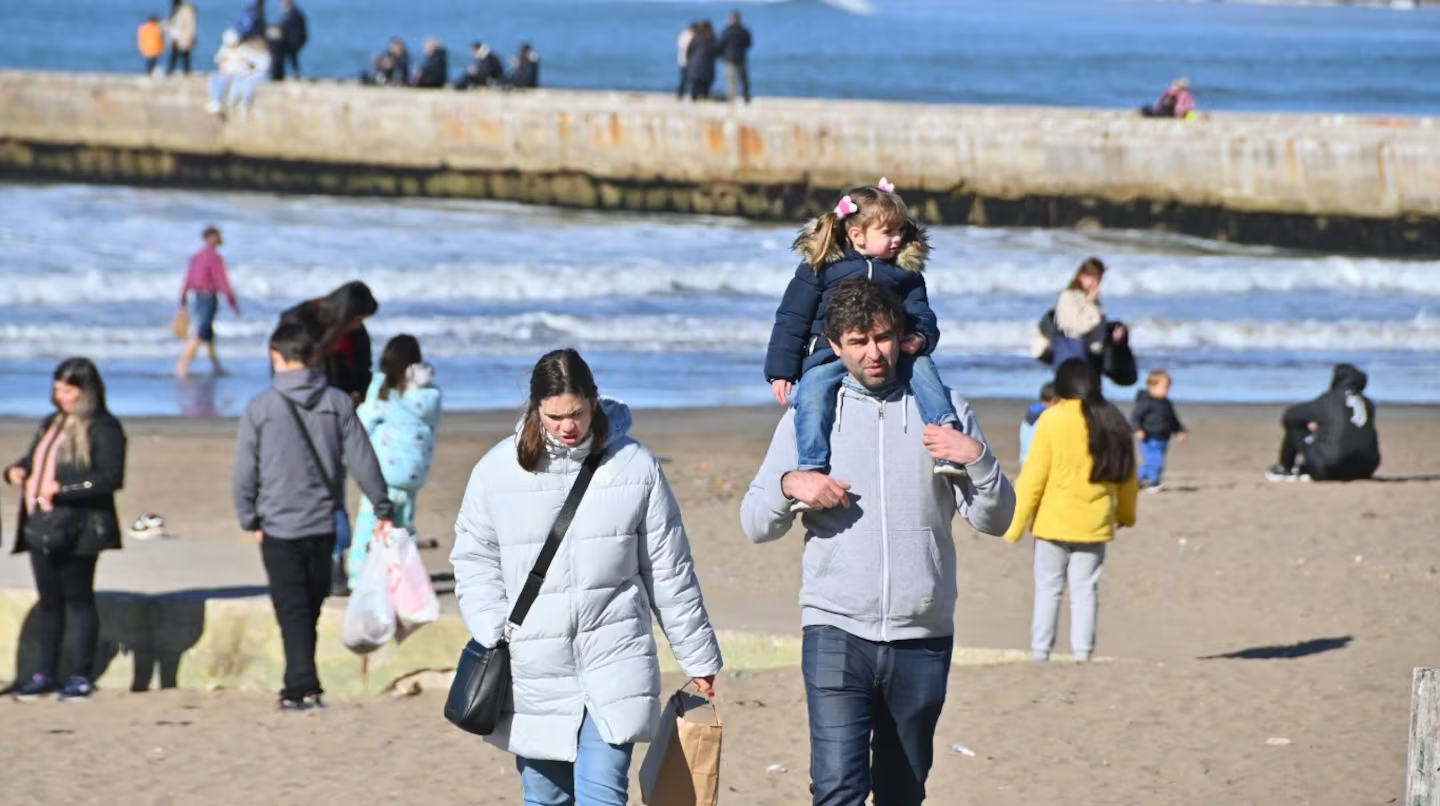Invierno 2026: viajar al exterior demanda menos salarios que hace un año, qué pasa con los destinos nacionales