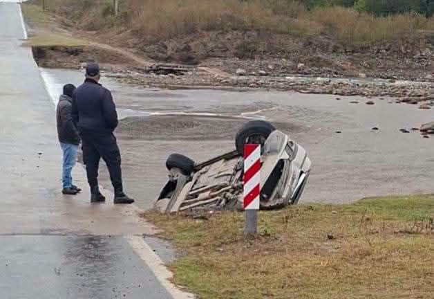 Una familia cayó con su vehículo al río en La Paz