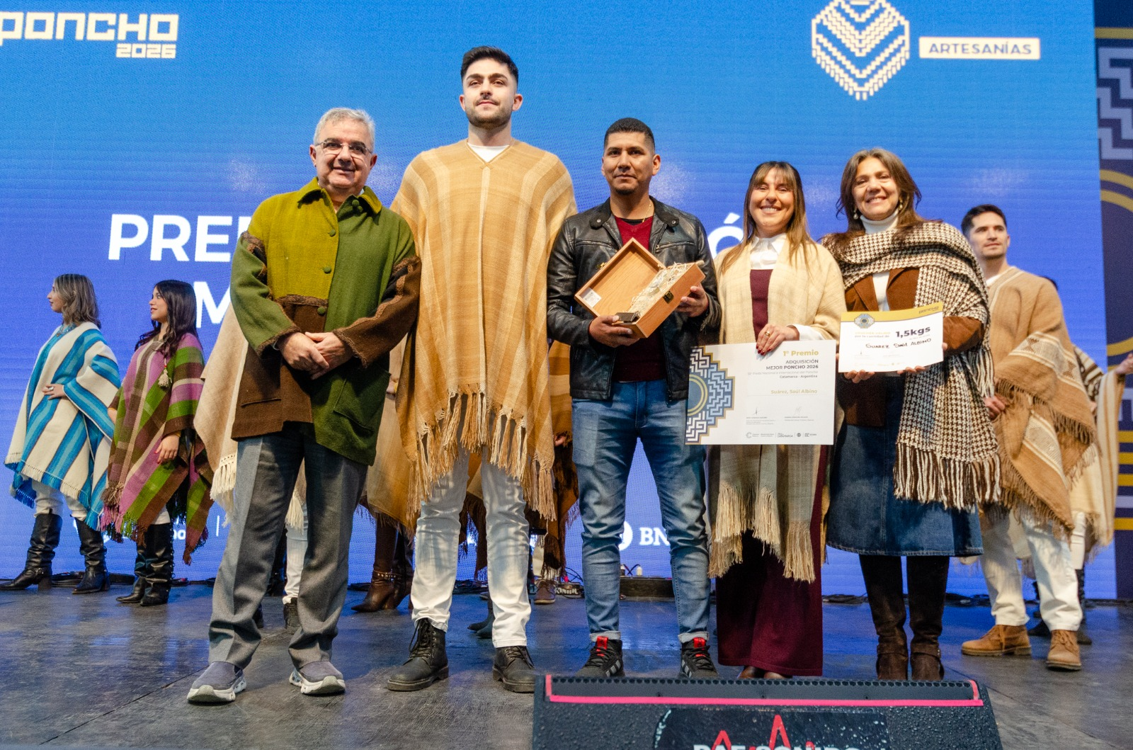 Saúl Suarez ganó el premio al Mejor Poncho 2026 con una prenda 100% de vicuña