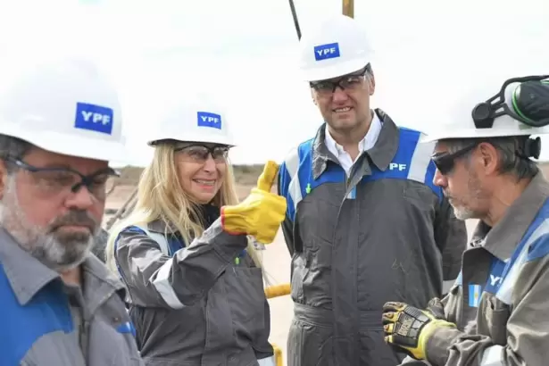 Tras dejar la jefatura de Gabinete, Adorni renunci� al directorio de YPF