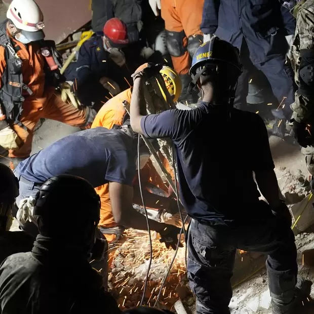 Rescataron con vida a 6.462 personas y contin�a la b�squeda tras los terremotos