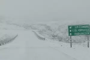 Se intensifican las nevadas y se interrumpe el tr�nsito en rutas provinciales